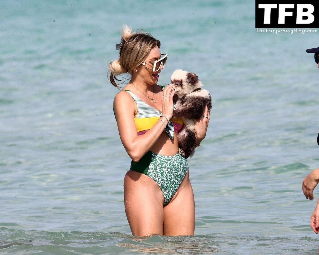 Khloe Terae Enjoys a Sunny Day with Her Family on the Beaches of Miami (43 Photos)