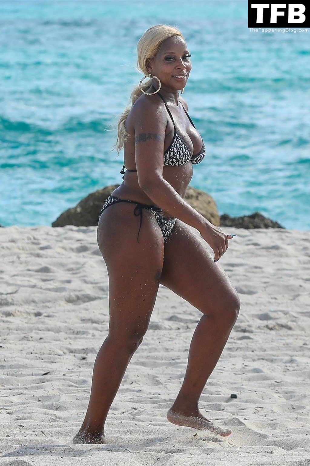 Mary J. Blige Shows Her Curves in a Bikini Relaxing on the Beach in Miami (83 Photos)