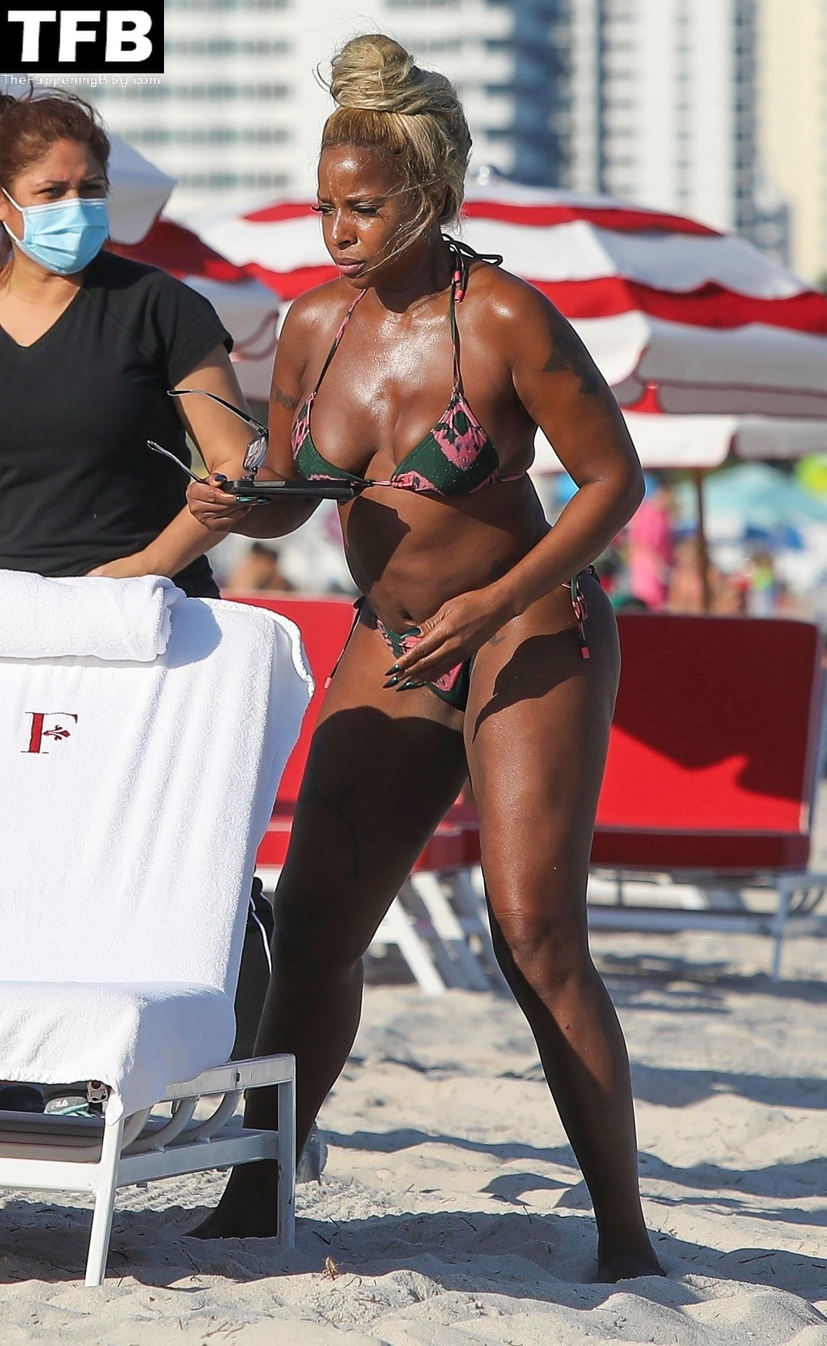 Mary J Blige Hits The Beach In A Patterned Two Piece Bikini 19 Photos Thefappening