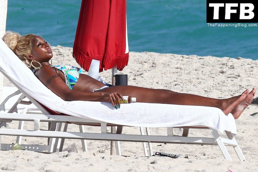 Mary J. Blige Relaxes in a Bikini on the Beach in Miami (67 Photos)