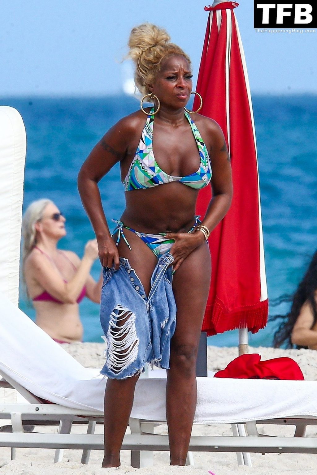 Mary J. Blige Relaxes in a Bikini on the Beach in Miami (67 Photos)