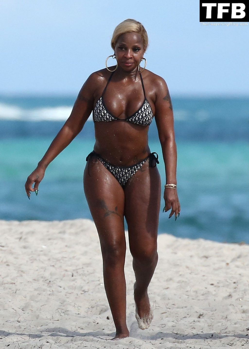 Mary J. Blige Shows Her Curves in a Bikini Relaxing on the Beach in Miami (83 Photos)