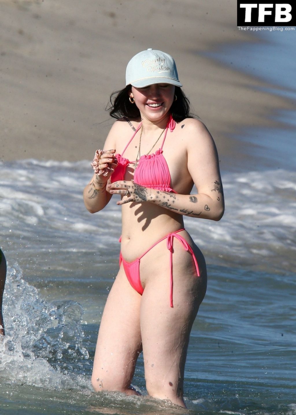 Noah Cyrus Enjoys a Sunny Day with Family and Friends in Miami Beach (37 Photos)
