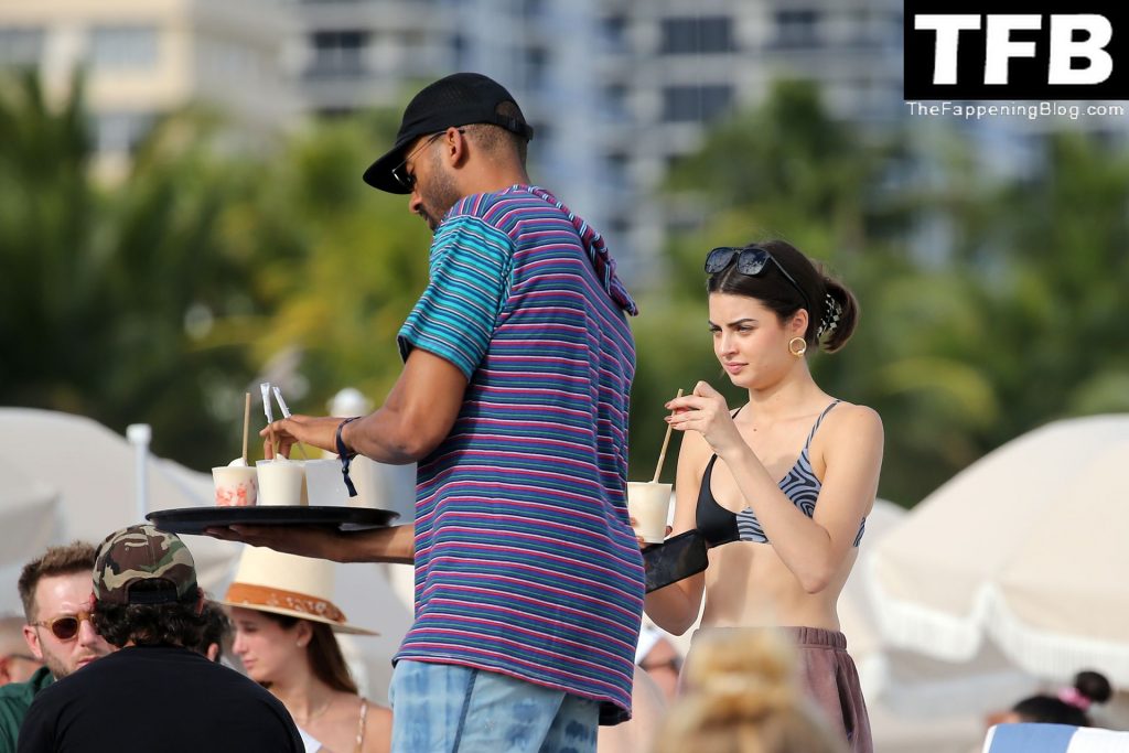 Matt James &amp; Rachael Kirkconnell Relax With Friends on the Beach in Miami (43 Photos)