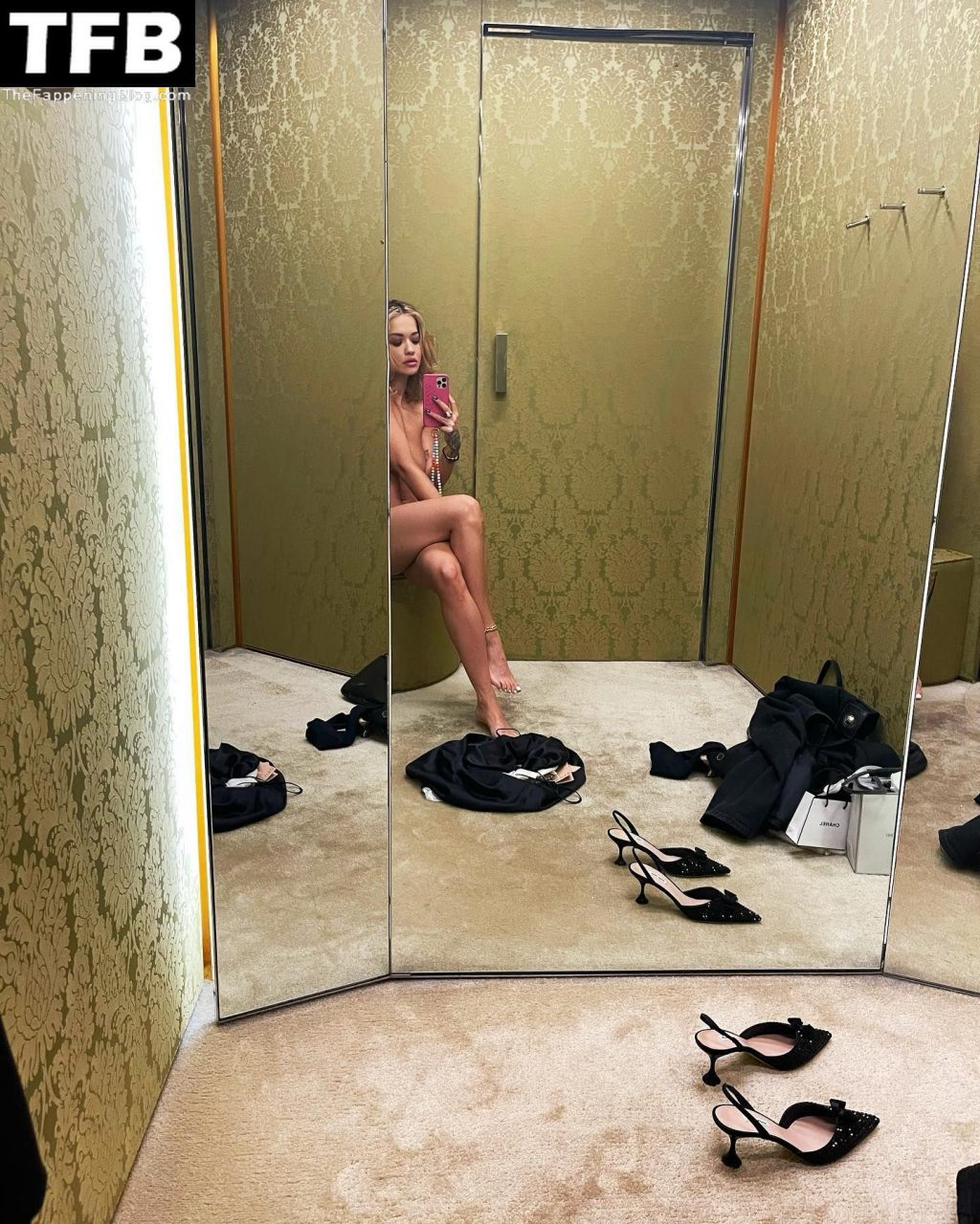 Rita Ora Shows Her Naked Body (1 Photo)