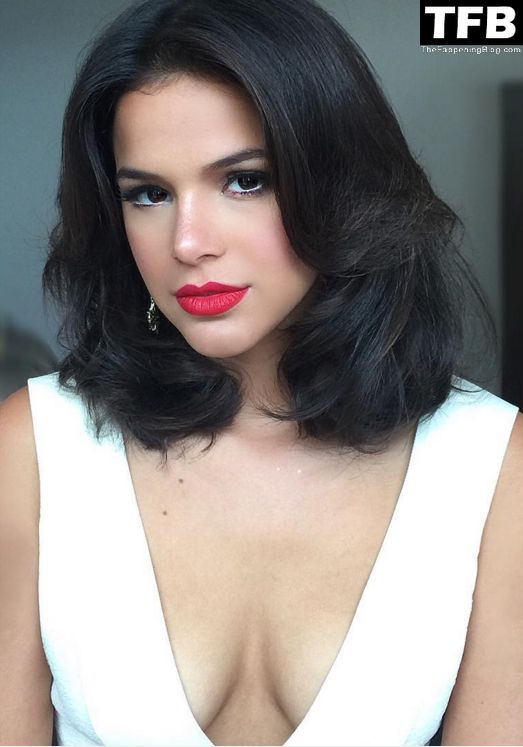 bruna-marquezine-cleavage-13241.jpg