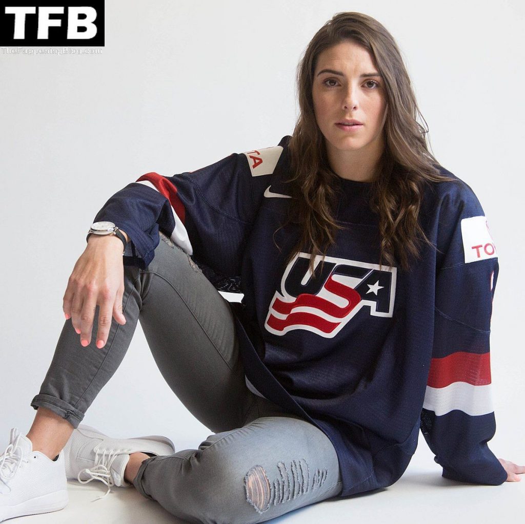 Hilary Knight Sexy Collection (7 Photos)