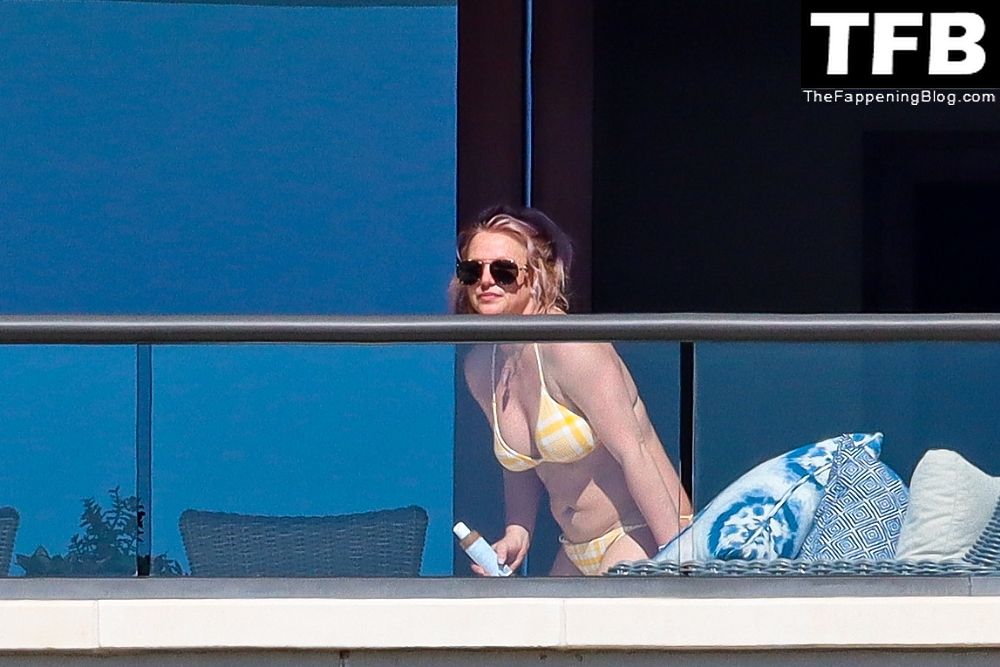 Britney Spears Shows Off Her Sexy Bikini Body (17 Photos + Video)