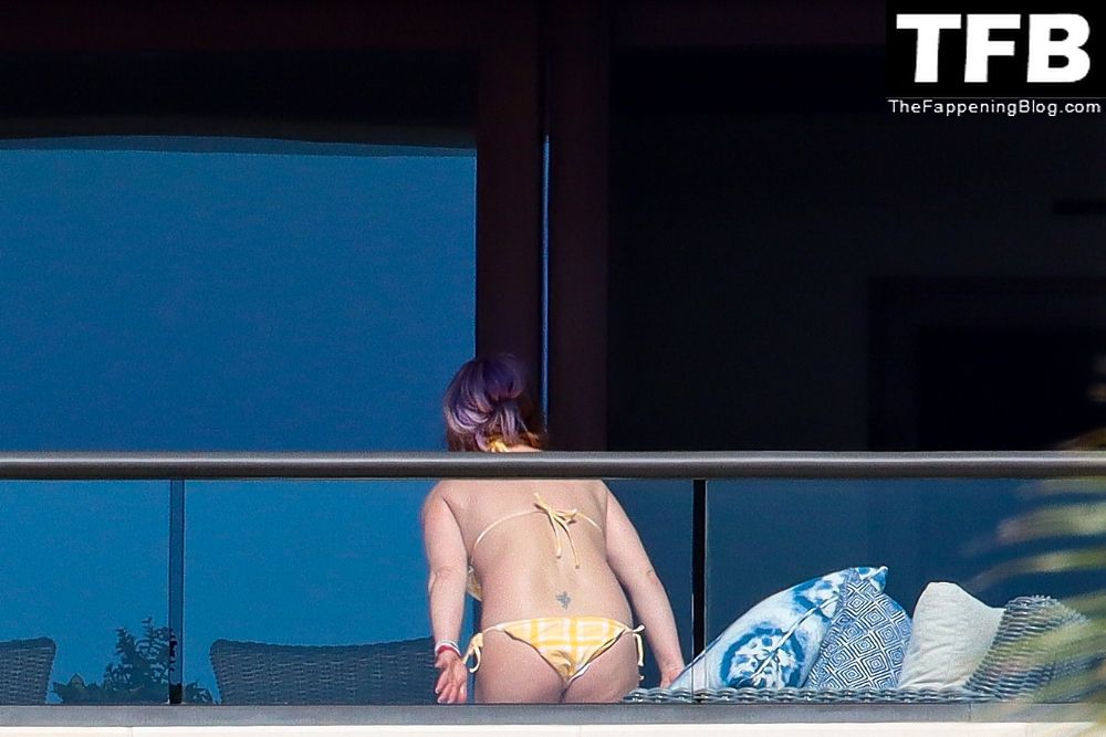 Britney Spears Shows Off Her Sexy Bikini Body (16 Photos + Video)