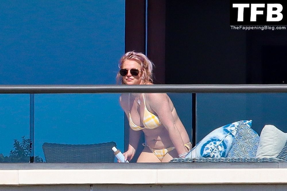 Britney Spears Shows Off Her Sexy Bikini Body (17 Photos + Video)