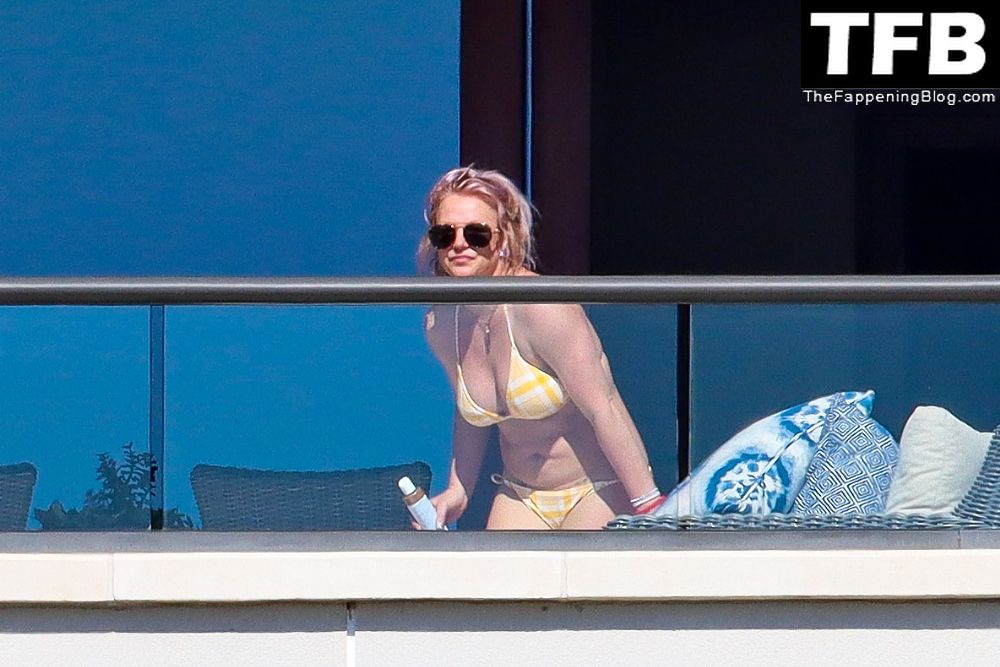 Britney Spears Shows Off Her Sexy Bikini Body (16 Photos + Video)