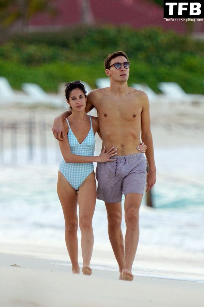 Carmen Montero Mundt &amp; George Russell Enjoy a Day on the Beach in St Barts (27 Photos)