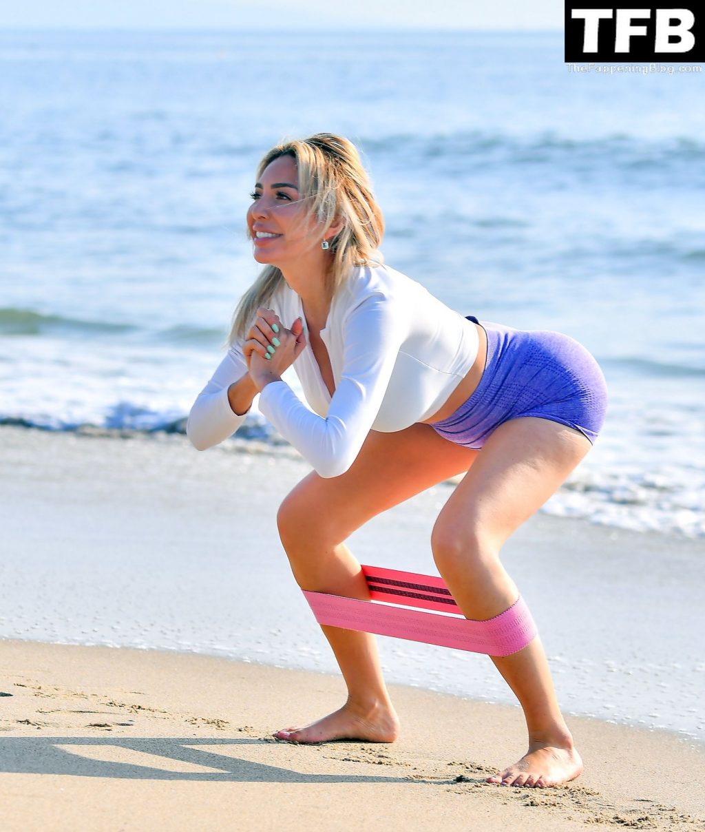 Farrah Abraham Starts Off The New Year with Some Yoga on the Beach in Santa Monica (43 Photos)