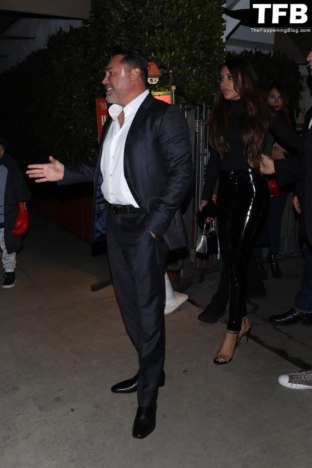 Oscar De La Hoya &amp; Holly Sonders Step Out on a Dinner Date in Santa Monica (38 Photos)