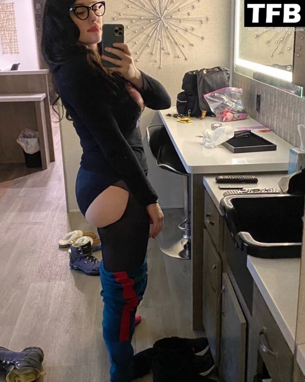 Kat Dennings Shows Her Ass (2 Photos)