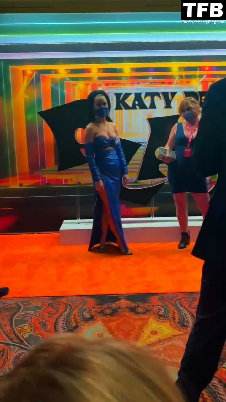 Katy Perry Shows Her Sexy Boobs (5 Pics + Videos)