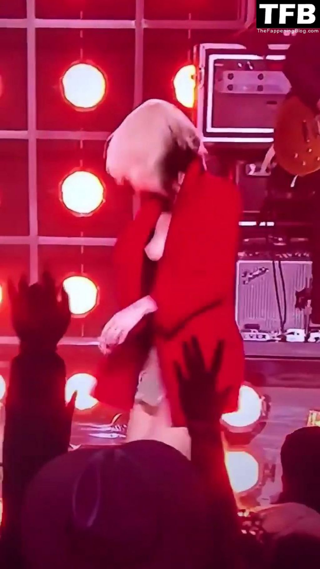 Miley Cyrus Exposes Her Nude Boobs as She Performs on Stage (132 Photos + Videos)