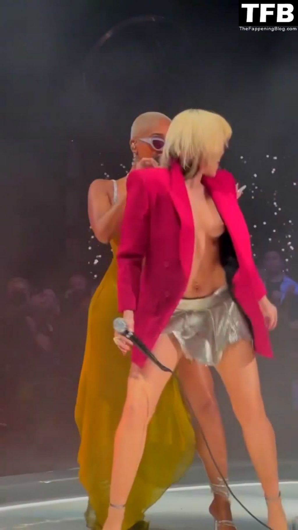 Miley Cyrus Exposes Her Nude Boobs as She Performs on Stage (132 Photos + Videos)