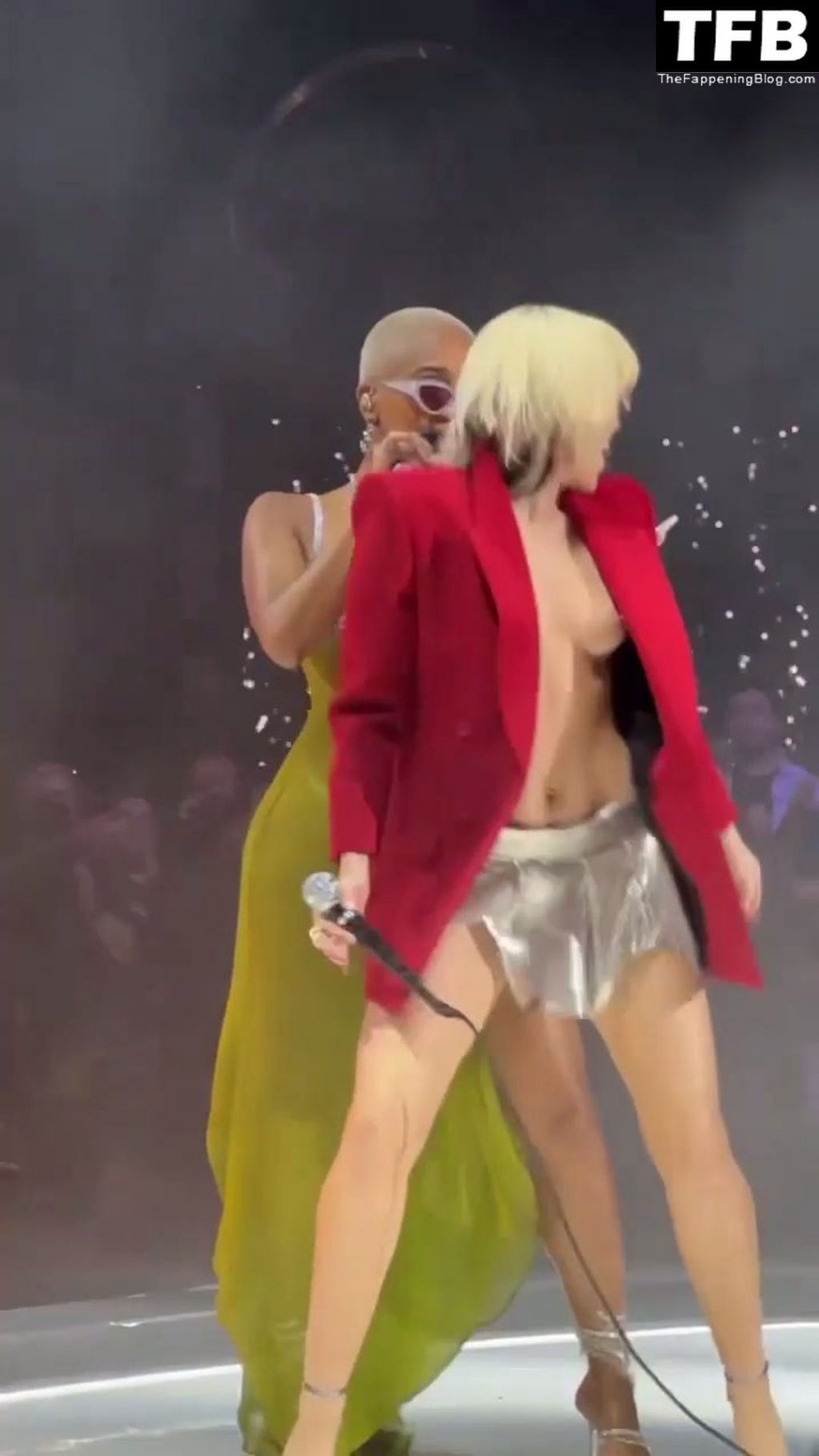 Miley Cyrus Exposes Her Nude Boobs as She Performs on Stage (132 Photos + Videos)