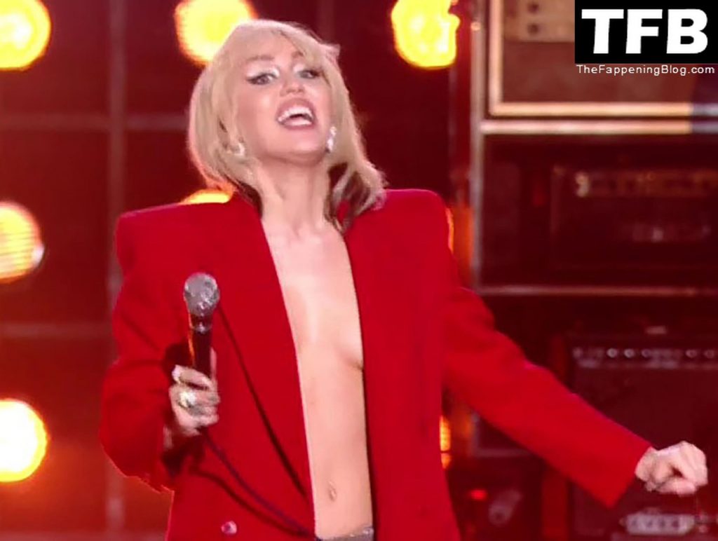 Sexy Miley Cyrus Exposes Her Nude Boobs As She Performs