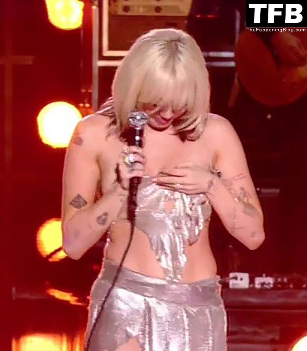 Sexy Miley Cyrus Shows Her Nude Tits On Stage