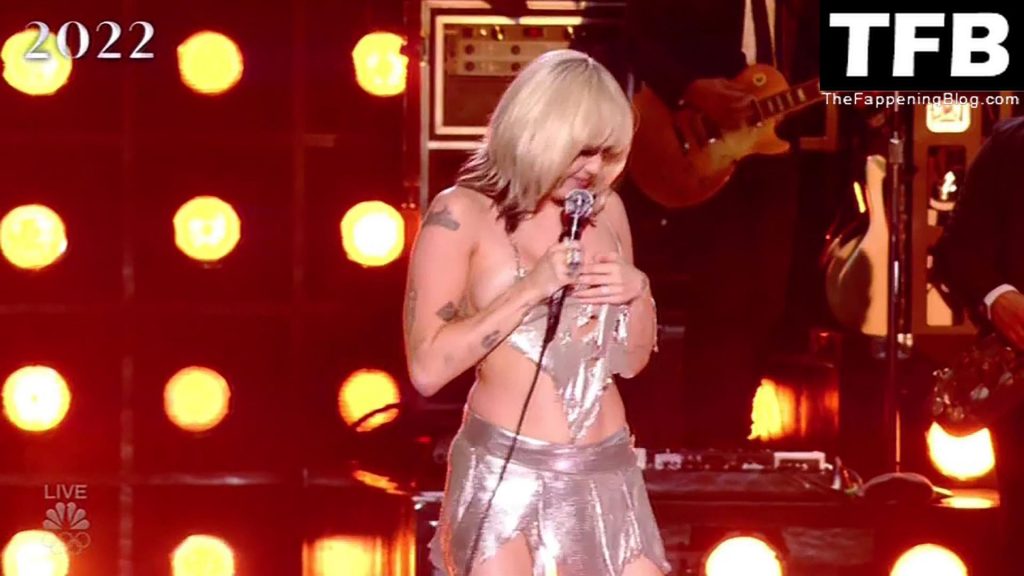 Miley Cyrus Exposes Her Nude Boobs as She Performs on Stage (132 Photos + Videos)