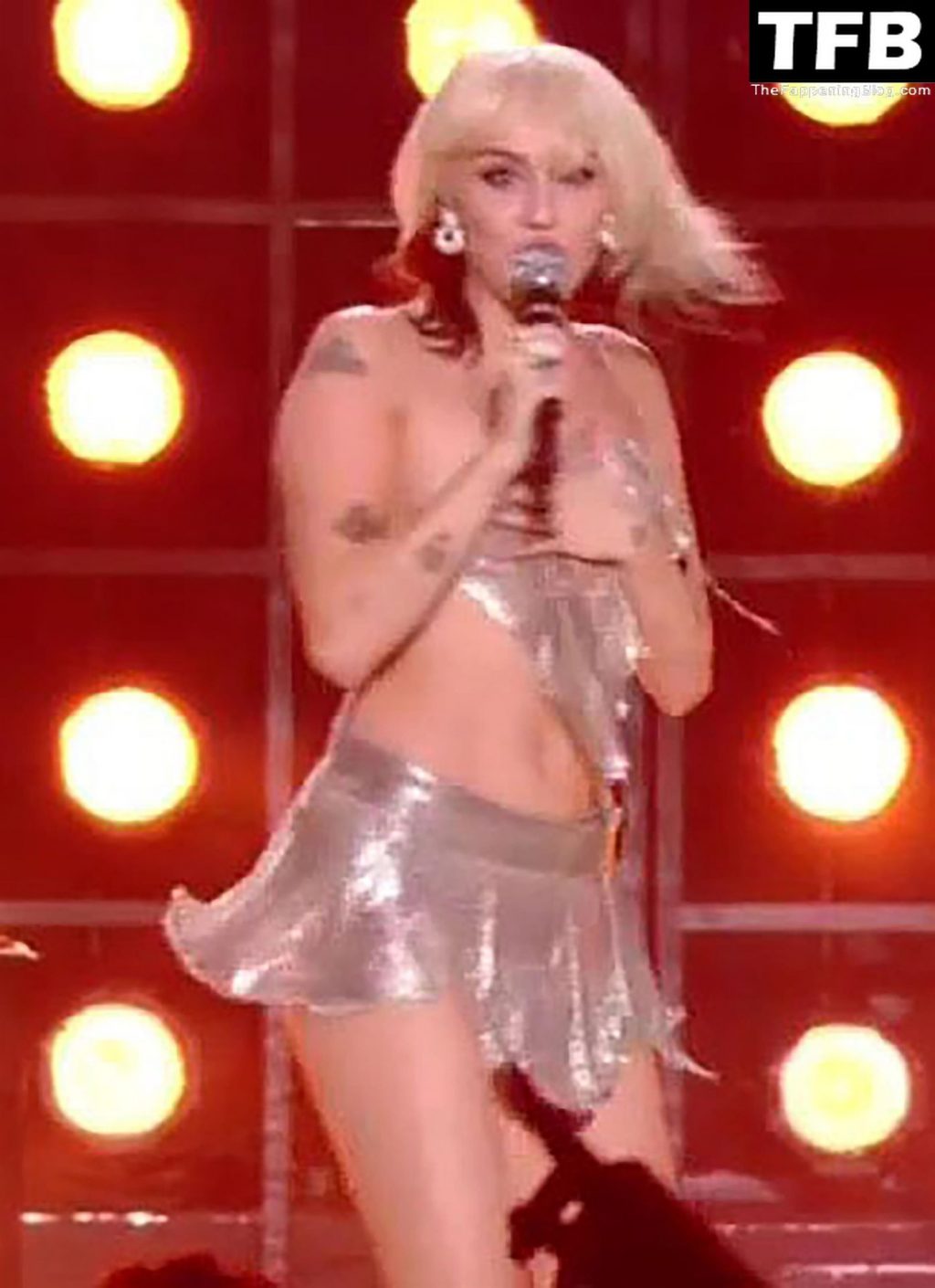 Miley Cyrus Exposes Her Nude Boobs as She Performs on Stage (132 Photos +  Videos) | #TheFappening