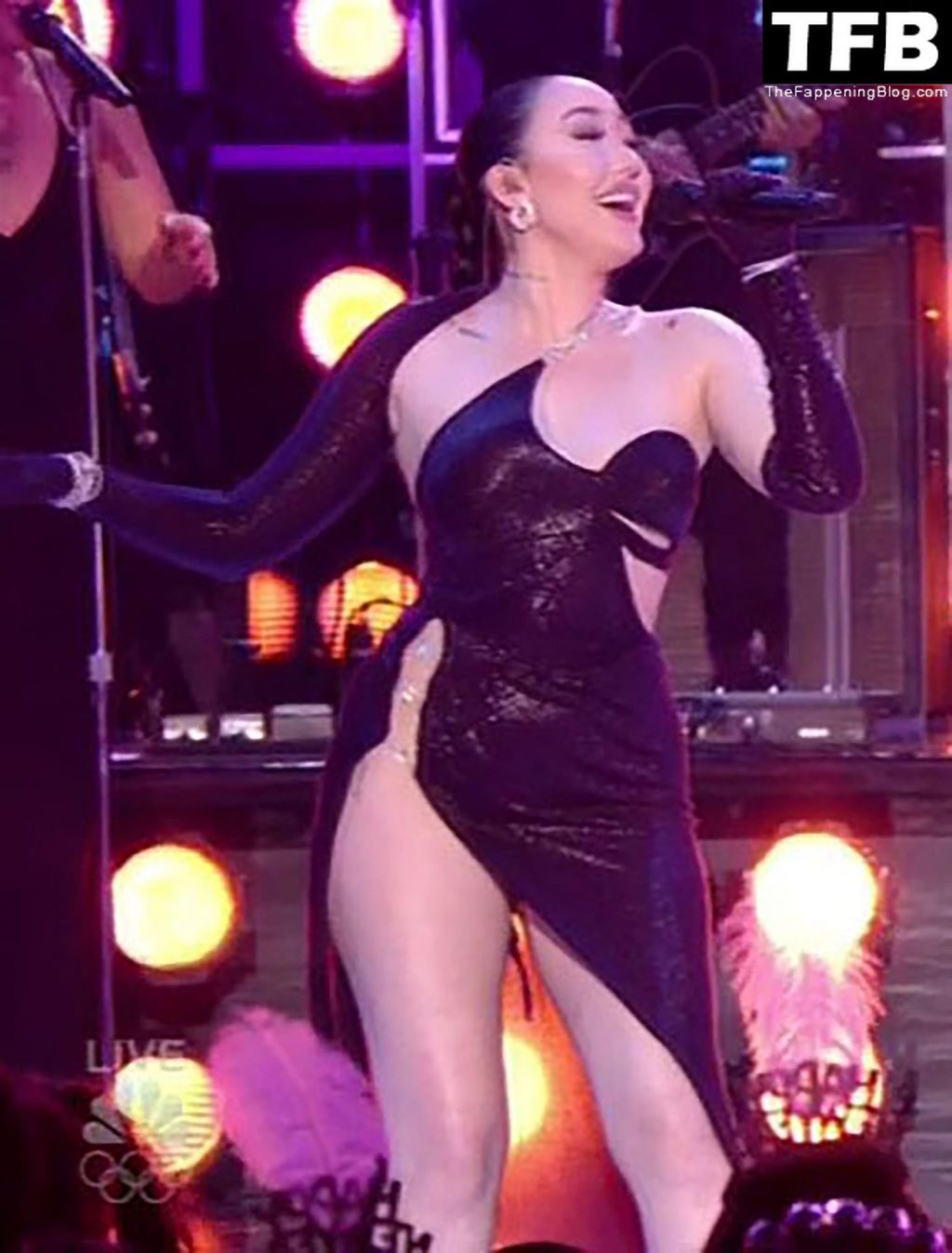 Miley Cyrus Exposes Her Nude Boobs as She Performs on Stage (132 Photos + Videos)