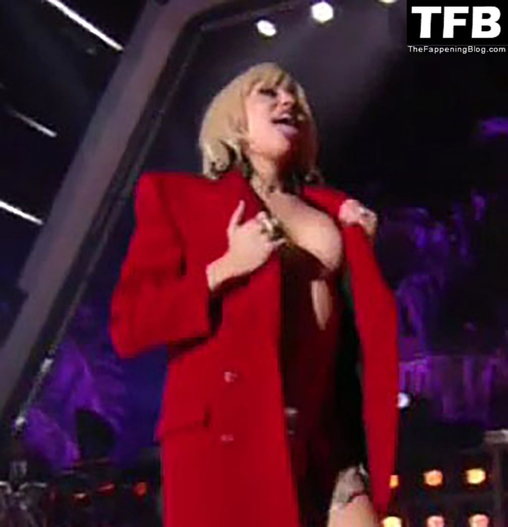 Miley Cyrus Exposes Her Nude Boobs as She Performs on Stage (132 Photos + Videos)