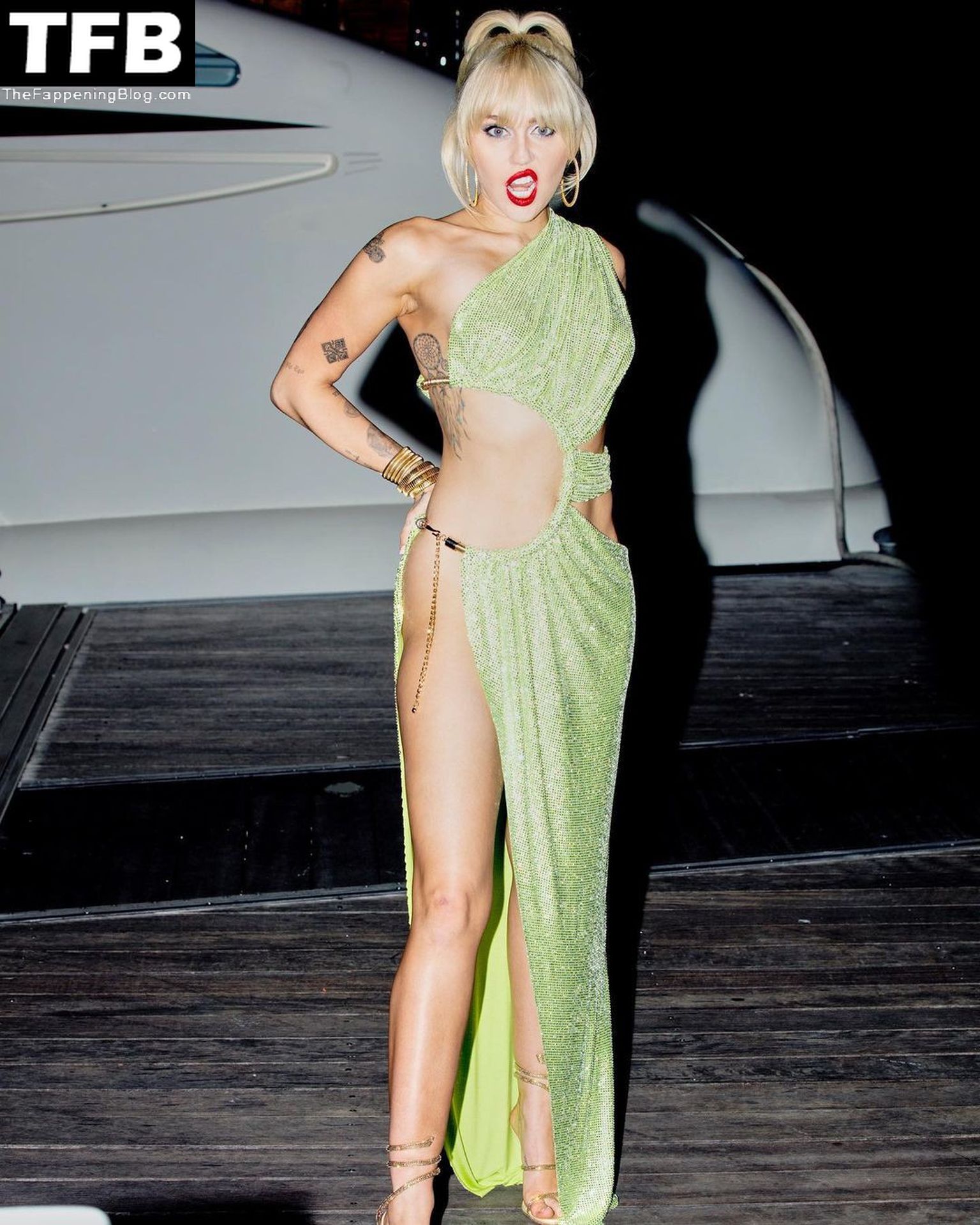 Miley-Cyrus-Pantyless-in-Sexy-Dress-5-thefappeningblog.com_.jpg