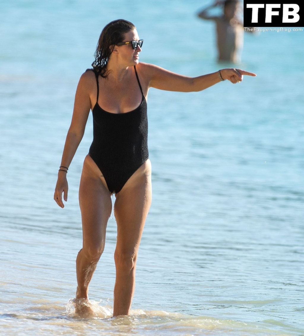 Rhea Durham Enjoys a Sunny Day on the Beach in Barbados (51 Photos)