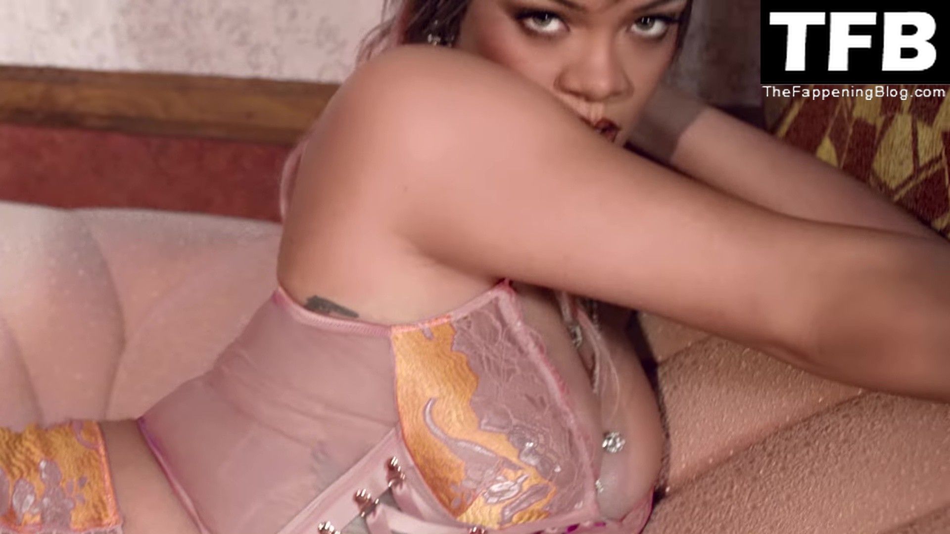 Rihanna-Gorgeous-Body-in-Lingerie-12-thefappeningblog.com_.jpg