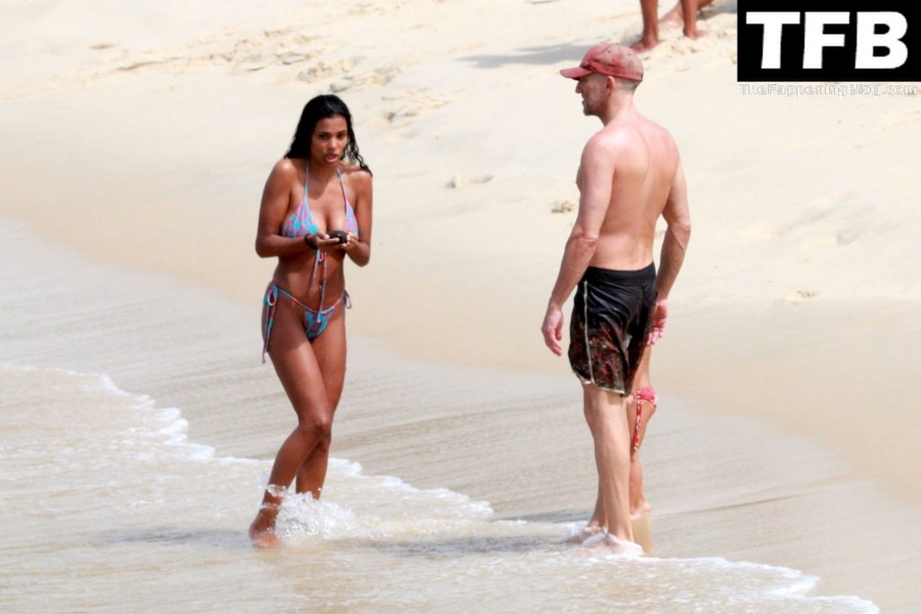 Vincent Cassel &amp; Tina Kunakey Enjoy a Day on the Beach in Ipanema (31 Photos)