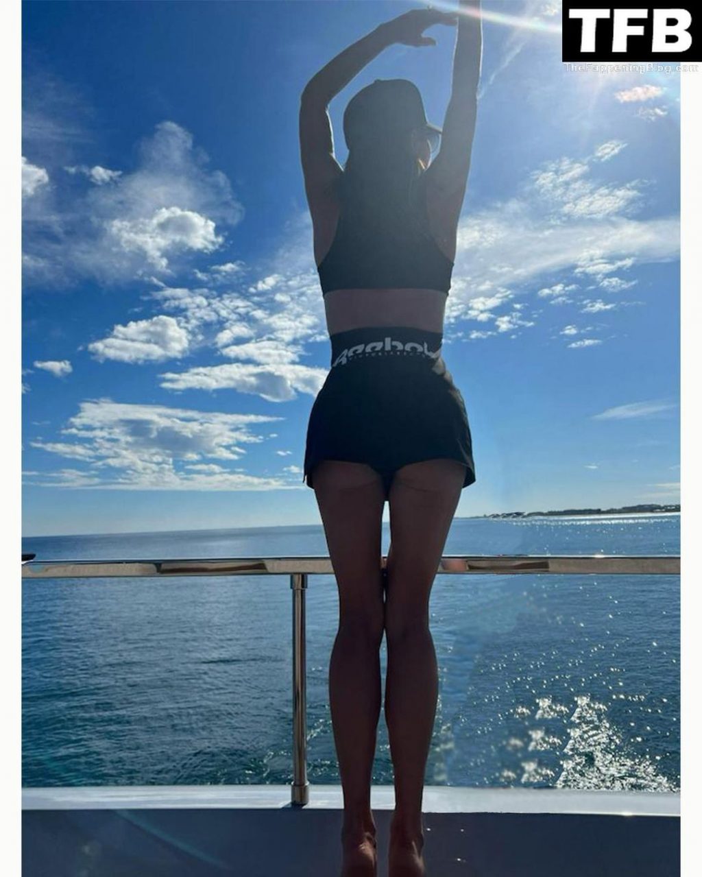 Victoria Beckham Shows Her Sexy Legs (2 Photos)