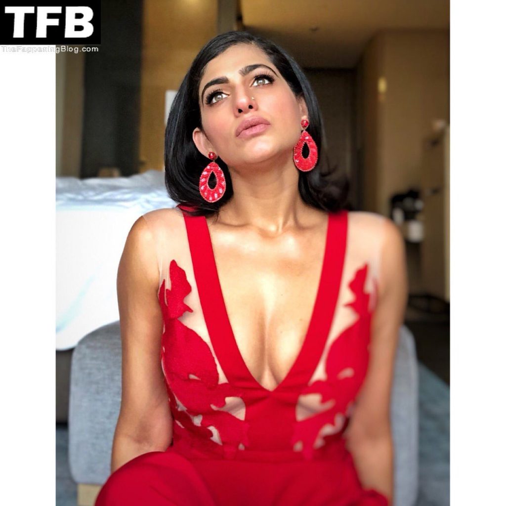 Kubbra Sait Sexy Collection (6 Photos)