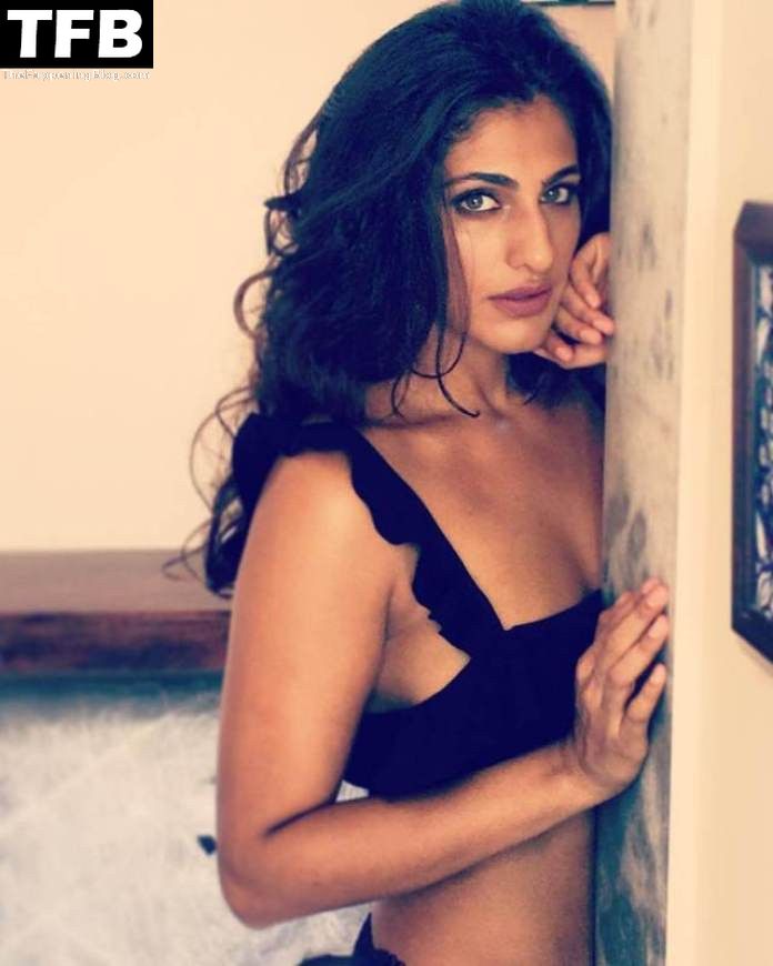 Kubbra Sait Sexy Collection (6 Photos)