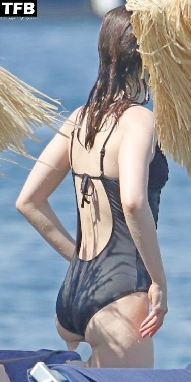 Lily Collins Nude &amp; Sexy Collection (63 Photos)
