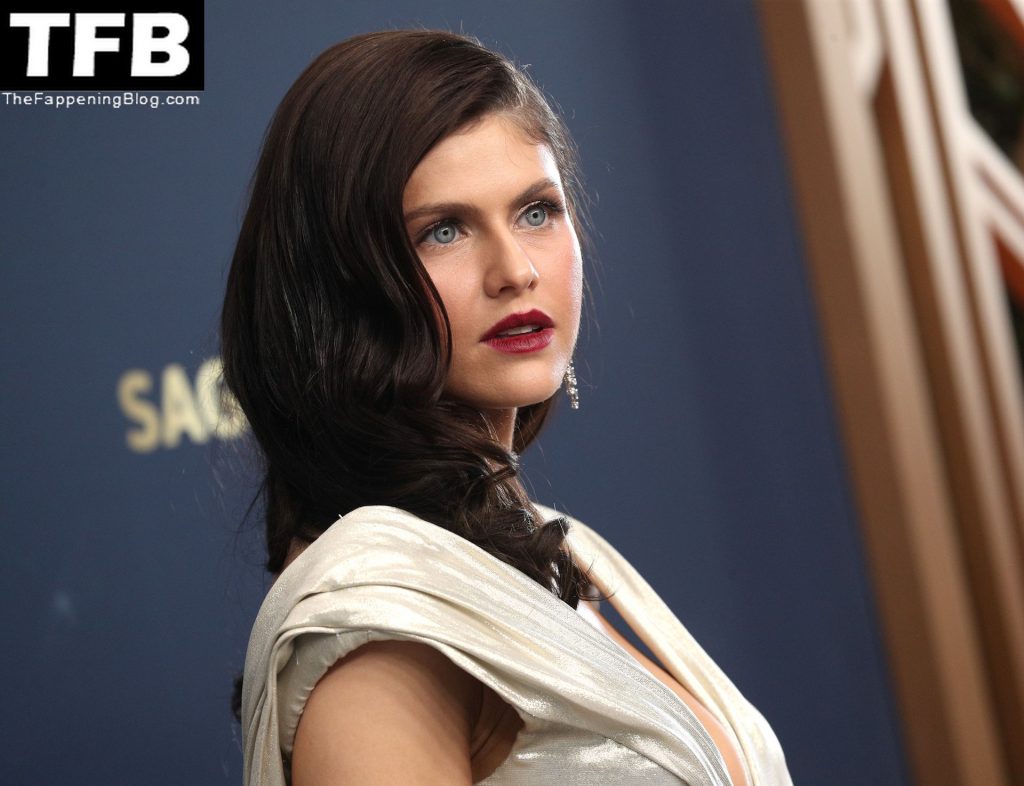 Alexandra Daddario Flaunts Her Famous Cleavage at the 28th Screen Actors Guild Awards (129 Photos)