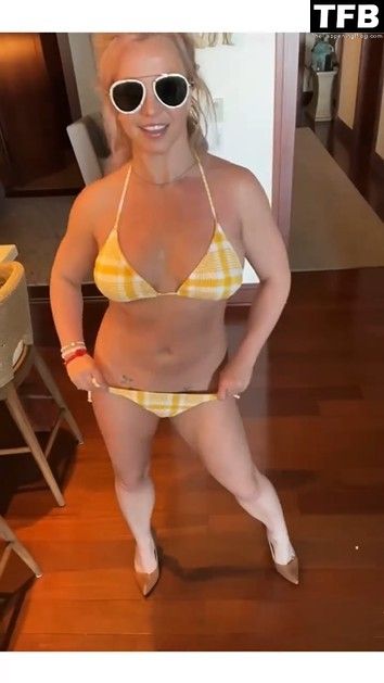 Britney Spears Shows Off Her Sexy Bikini Body (19 Pics + Video)