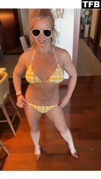 Britney Spears Shows Off Her Sexy Bikini Body (19 Pics + Video)