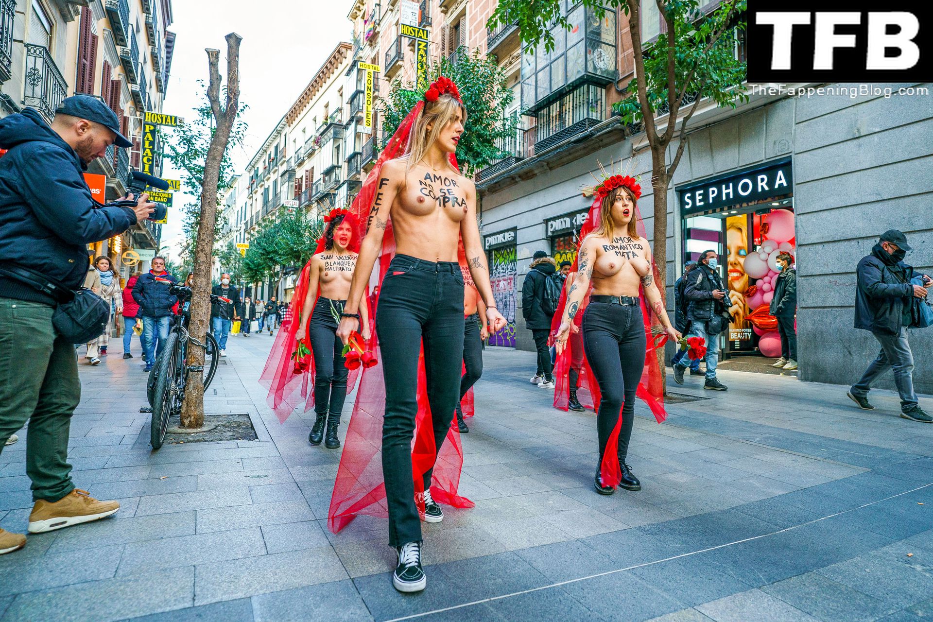 FEMEN-Topless-Girls-The-Fappening-Blog-11.jpg