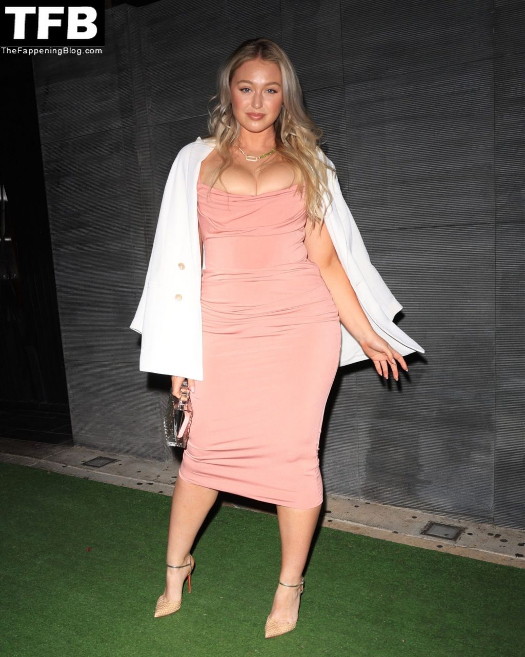 Iskra Lawrence Displays Her Curves While Grabbing Dinner at Nobu (24 Photos + Video)