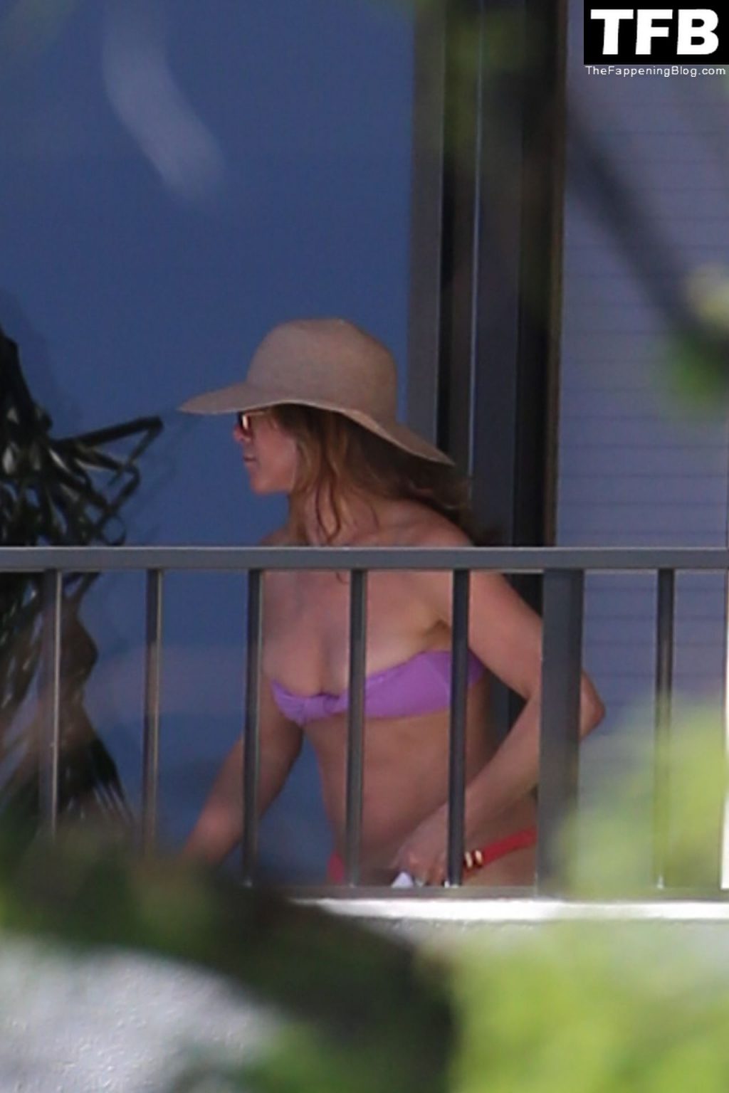 Jennifer Aniston Enjoys Some Downtime on Her Lanai Between Filming in Hawaii (11 Photos)