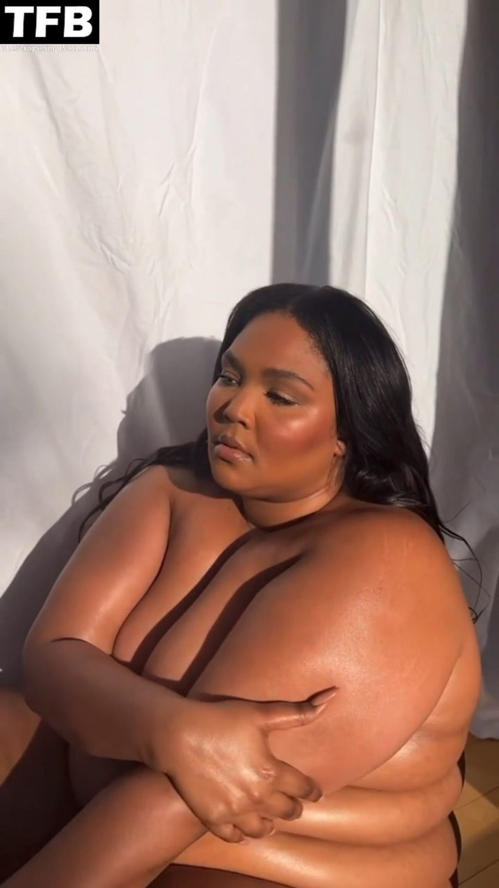 Lizzo Poses Naked (2 Pics + Video)