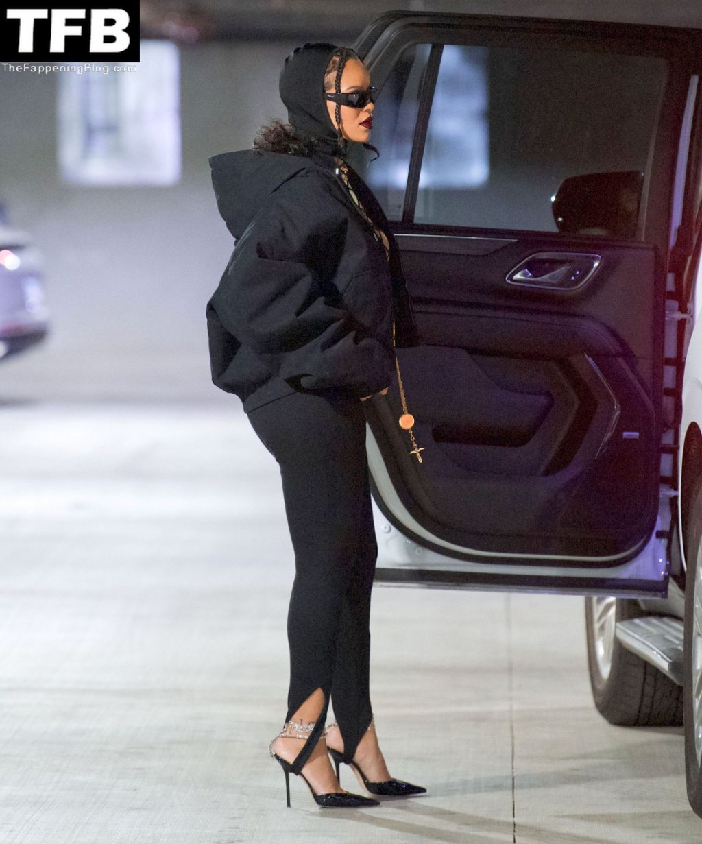 Braless Rihanna Flaunts Her Baby Bump in LA (19 Photos)