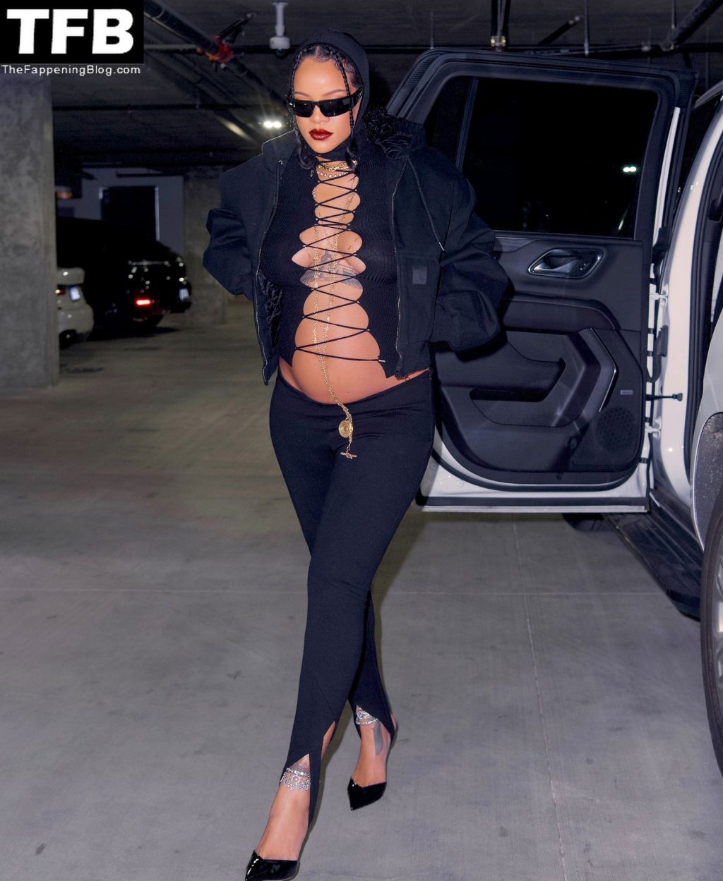 Braless Rihanna Flaunts Her Baby Bump in LA (19 Photos)