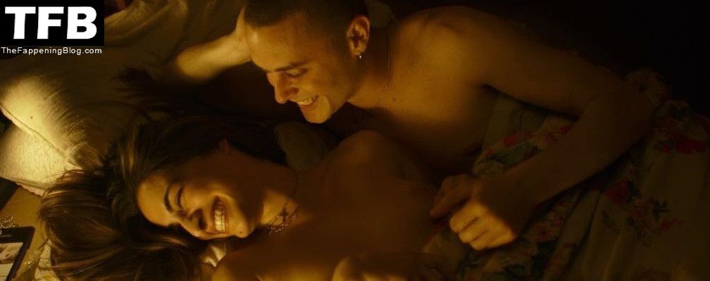 Michela De Rossi Nude &amp; Sexy (8 Pics)
