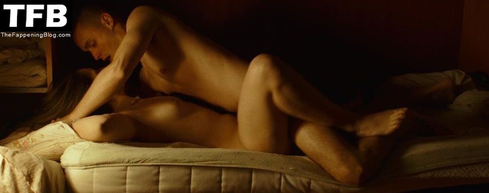 Michela De Rossi Nude & Sexy (8 Pics) .