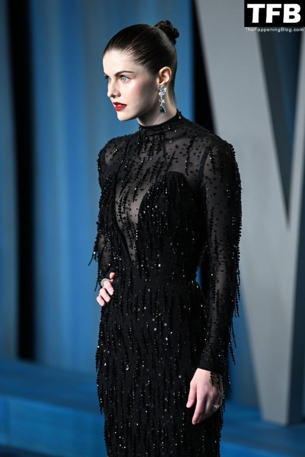 Alexandra Daddario Displays Nice Cleavage At The 2022 Vanity Fair Oscar 7831