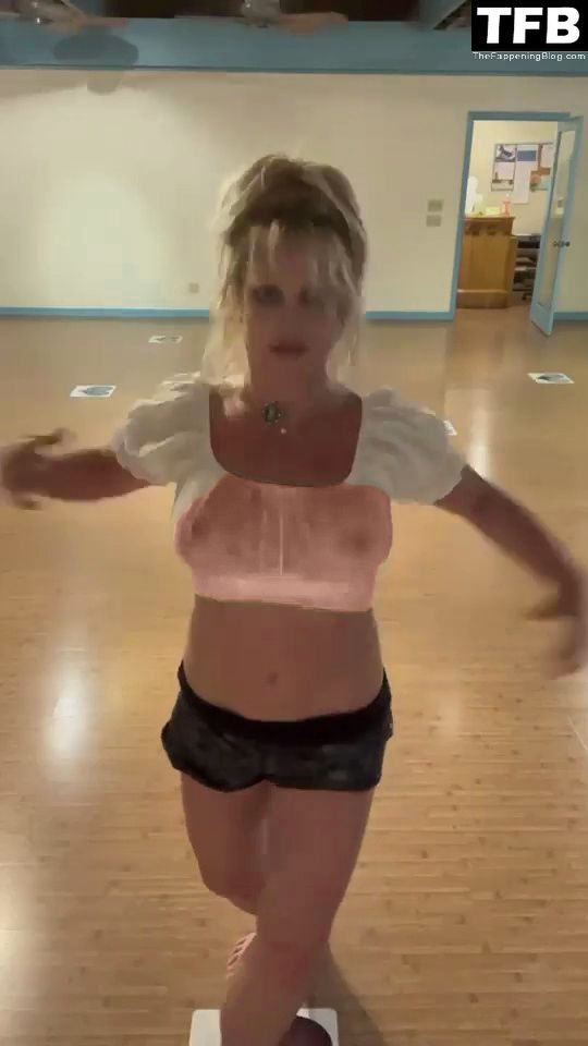 Britney-Spears-Braless-1-thefappeningblog.com_.jpg